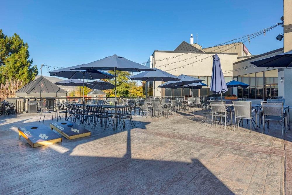 Queen Room with Two Queen Beds and River View - Non Smoking